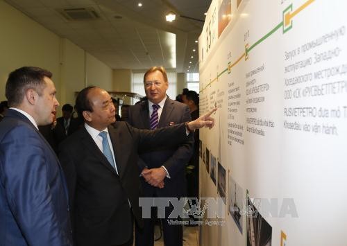 Prime Minister Nguyen Xuan Phuc visits Zarubezneft oil and gas company - ảnh 1